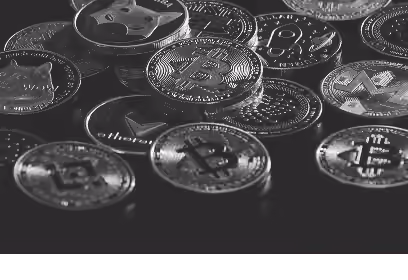 Pilha de moedas físicas de criptomoedas, incluindo Bitcoin, representando o mercado cripto